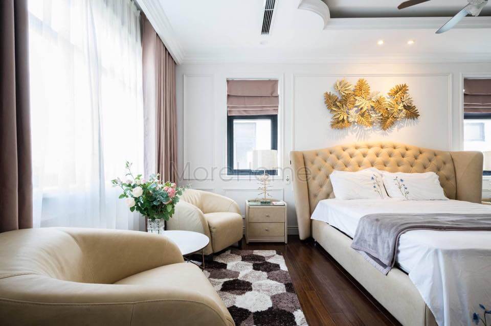 Bố trí ghế sofa đơn trong phòng ngủ giúp gia chủ có thể thư giãn uống trà, đọc sách trong phòng master Mẫu nội thất biệt thự tân cổ điển đẹp