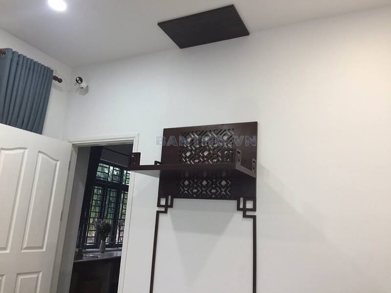 Mẫu bàn thờ treo tường cho nhà chung cư cao cấp màu nâu trầm với kiểu dáng nhỏ gọn, cách tân.